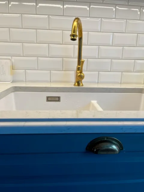 Elegant kök med mörk granitbänkskiva