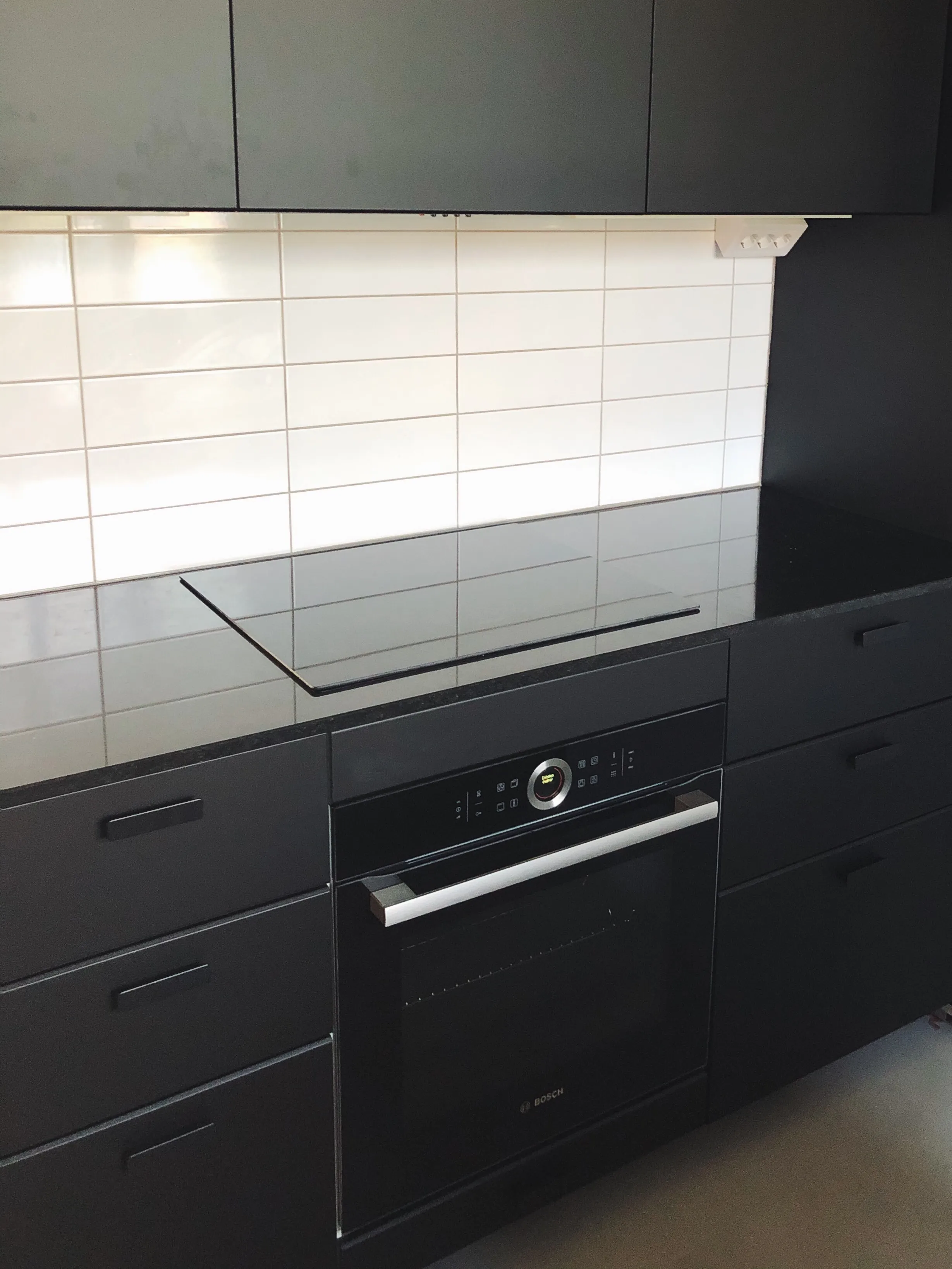 Modernt kök med vit Silestone bänkskiva