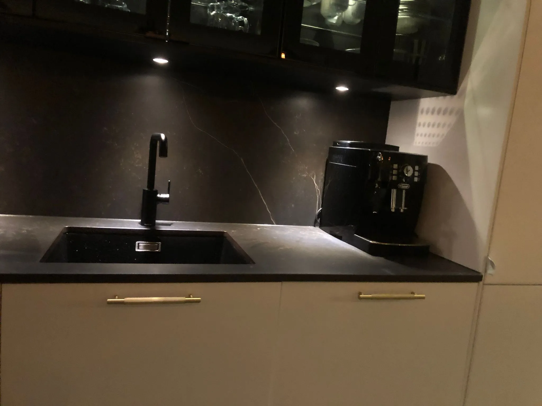 Professionell köksinstallation med granitbänkskiva