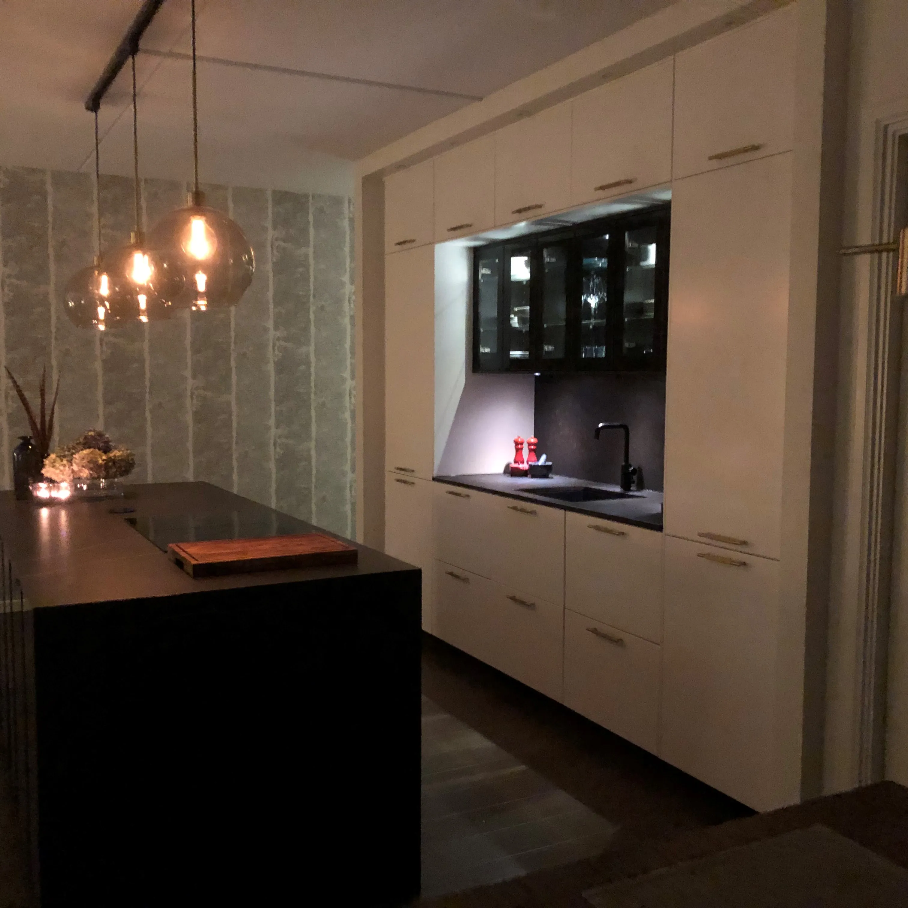 Lyxigt kök med Dekton keramikbänkskiva
