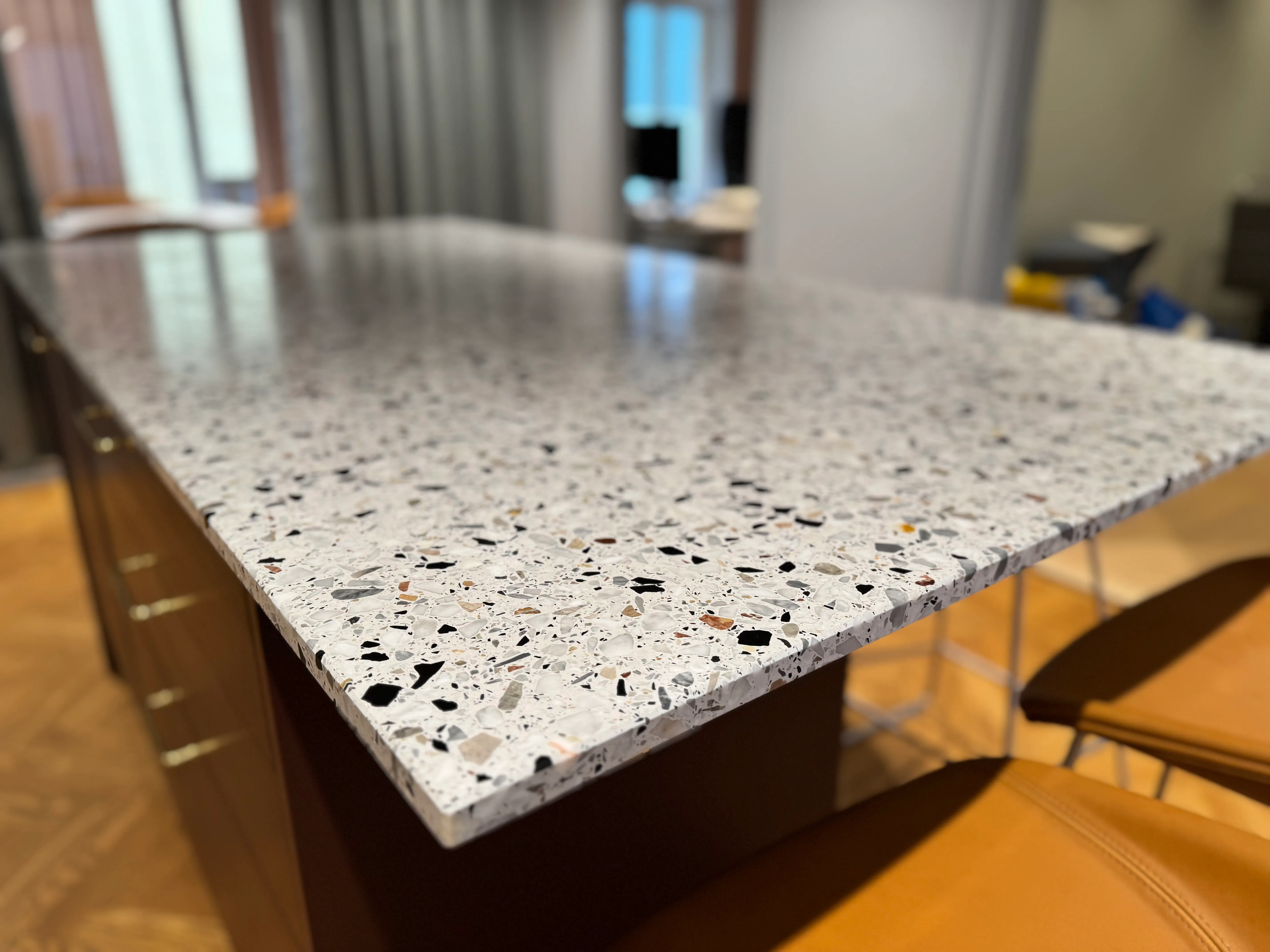 Vacker terrazzobänkskiva i ljust rum