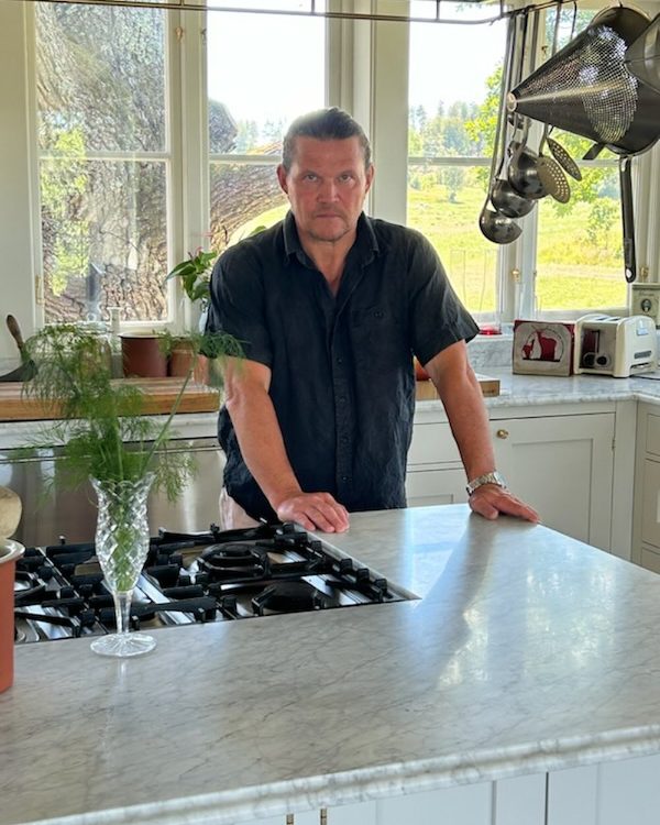 Silestone Blanc Elysee (Carrara-look) — Elegant köksö med kändiskock — ljus marmor-look i guld
