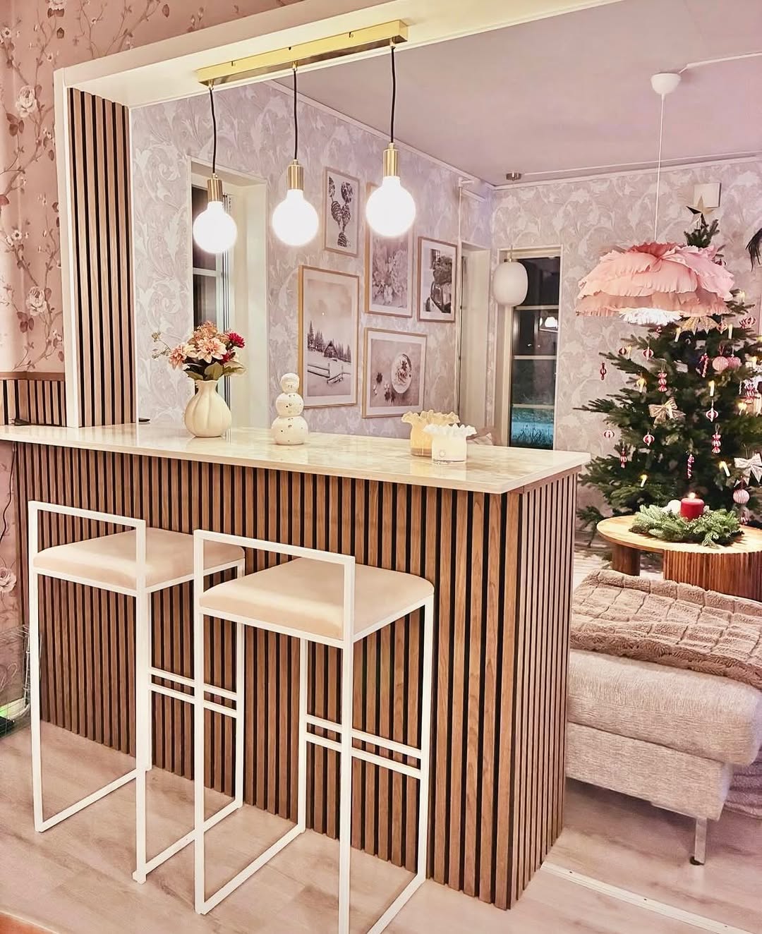 Dekton Taga — Bardel i varm krämton med spaljépanel