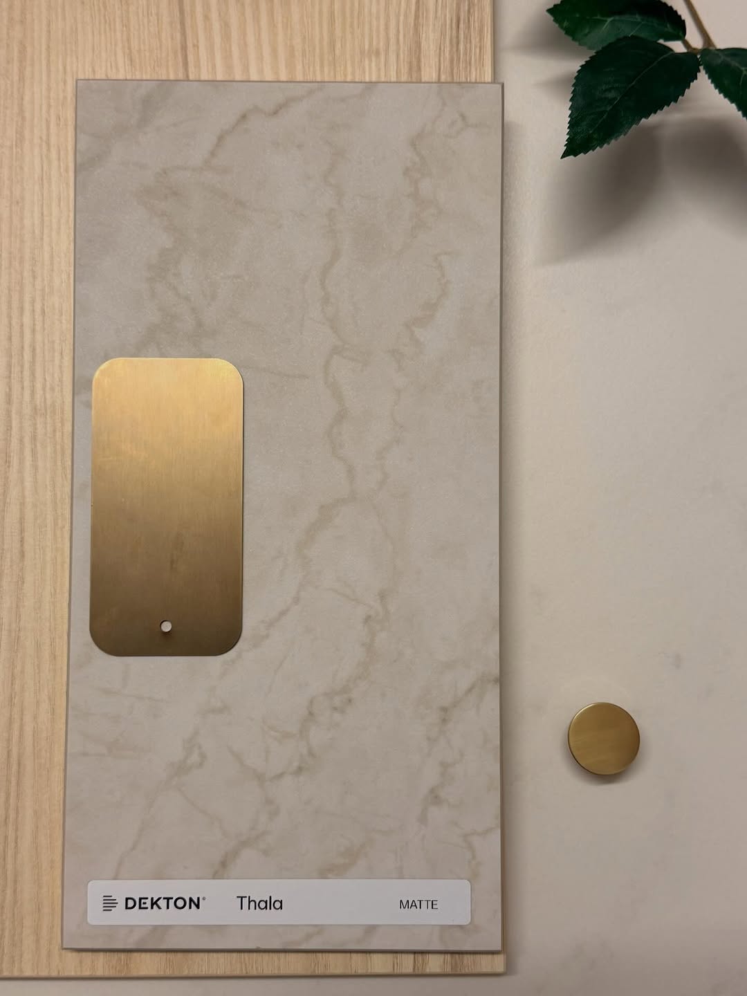 Dekton Thala — Varm sandton i matt Dekton — travertin-känsla