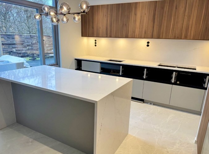 Silestone Ethereal Glow — Stilrent kök med varm bänkskiva mot eleganta träfärger