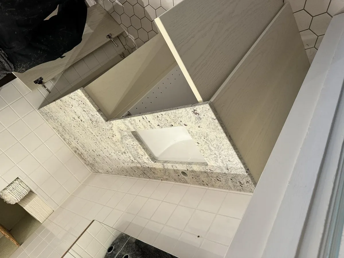 Badrum med kommodskiva i Antique White granit