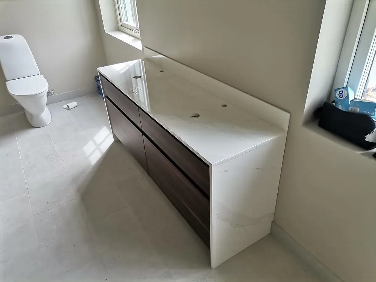 Badrum med bänkskiva i Silestone Eternal Calacatta Gold