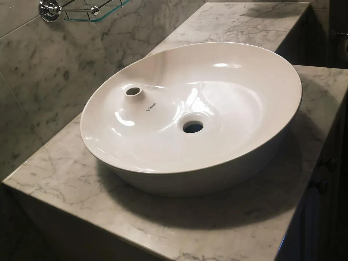Badrum med kommodskiva i Carrara C marmor