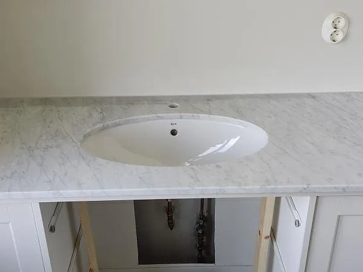 Badrum med kommodskiva i Silestone Snowy Ibiza