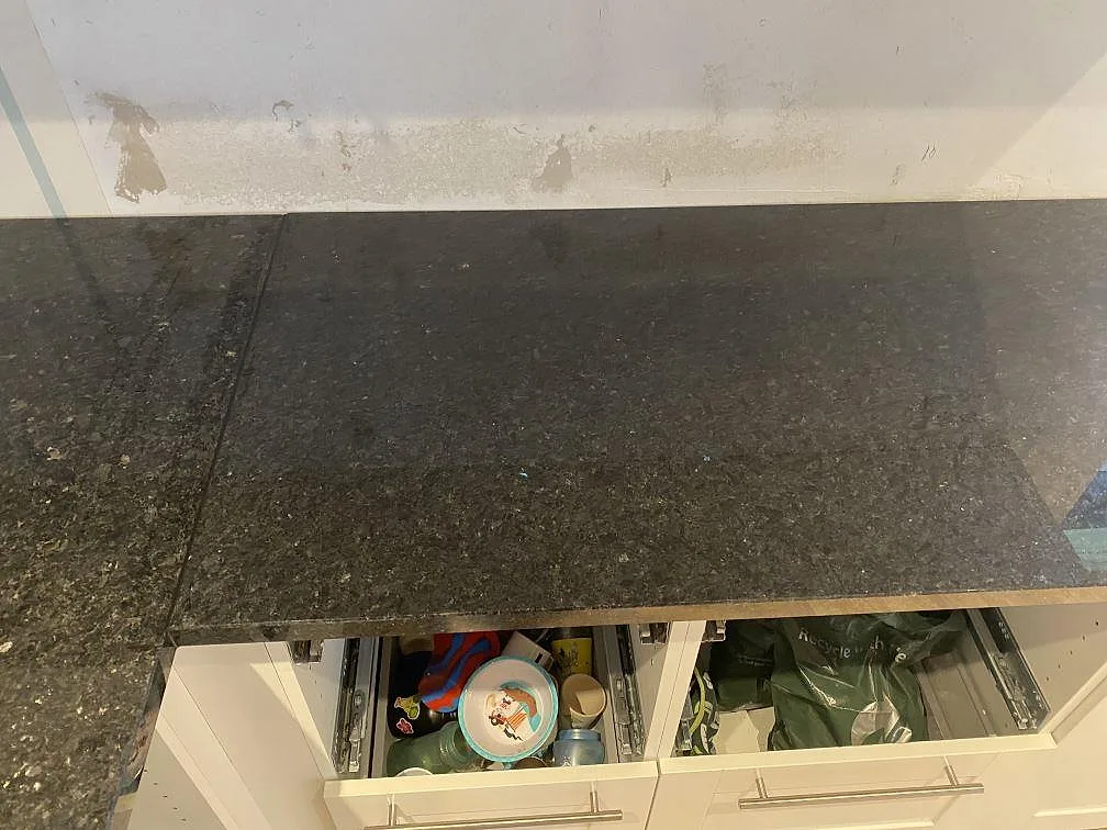 Mörk Angola Black granitbänkskiva sedd ovanifrån längs en köksrad i Höllviken.