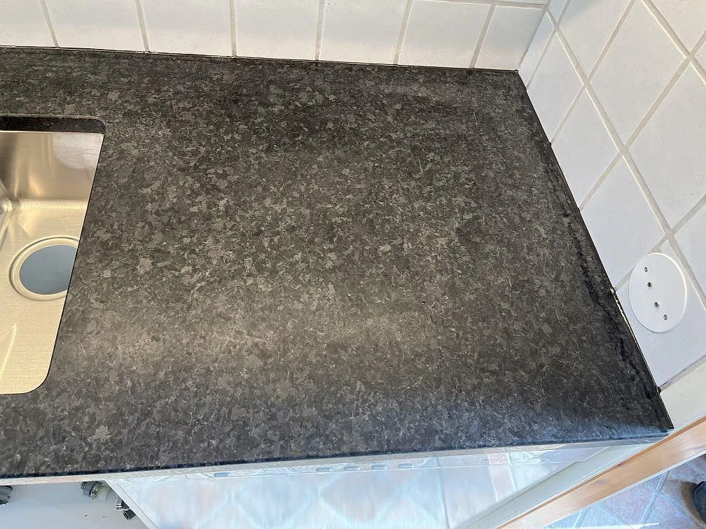 Bänkyta i Angola Black svart granit med synlig kristallspräcklig ådring i ett kök i Listerby.