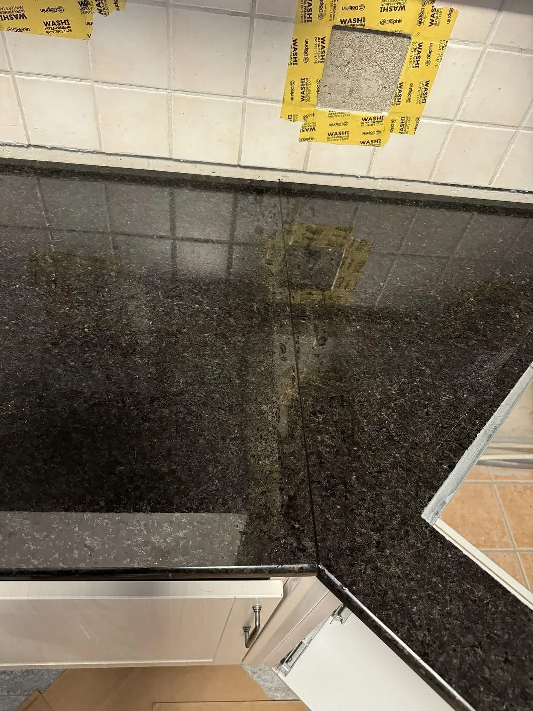 Närbild uppifrån av polerad Angola Black granit med specklad yta och kantdetalj vid köksbänken i Malmö.