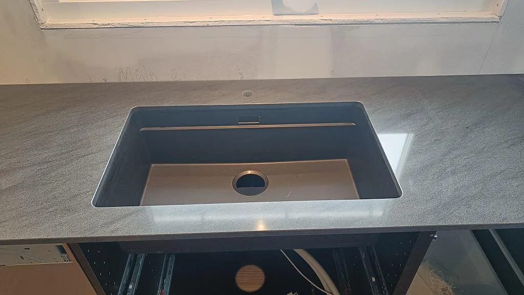 Polerad Anthracite Elegante granit som köksbänkskiva med svart underlimmad diskho och mörk stenstruktur i Frillesås.
