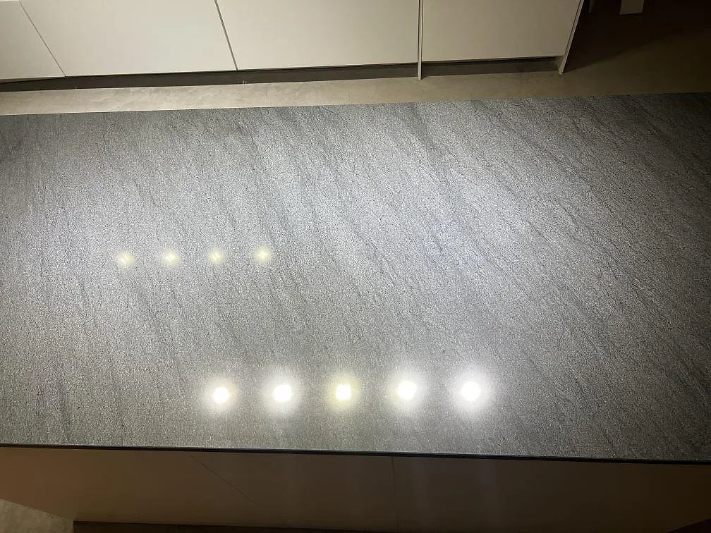 Topvy av köksö i polerad Anthracite Elegante granit där den grå ådringen syns tydligt i Malmö.