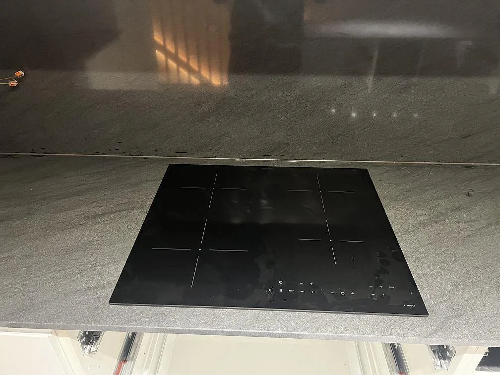 Köksbänkskiva i Anthracite Elegante granit med svart induktionshäll och grå ådring i Malmö.