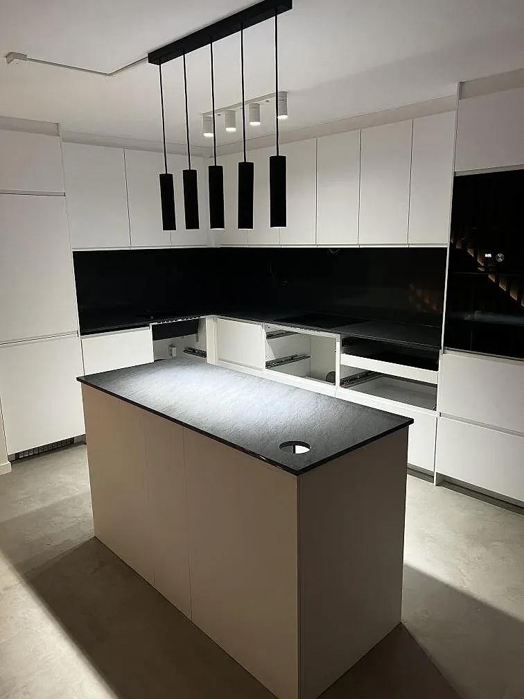 Översiktsbild av kök under montering med köksö och polerad Anthracite Elegante granit i Malmö.