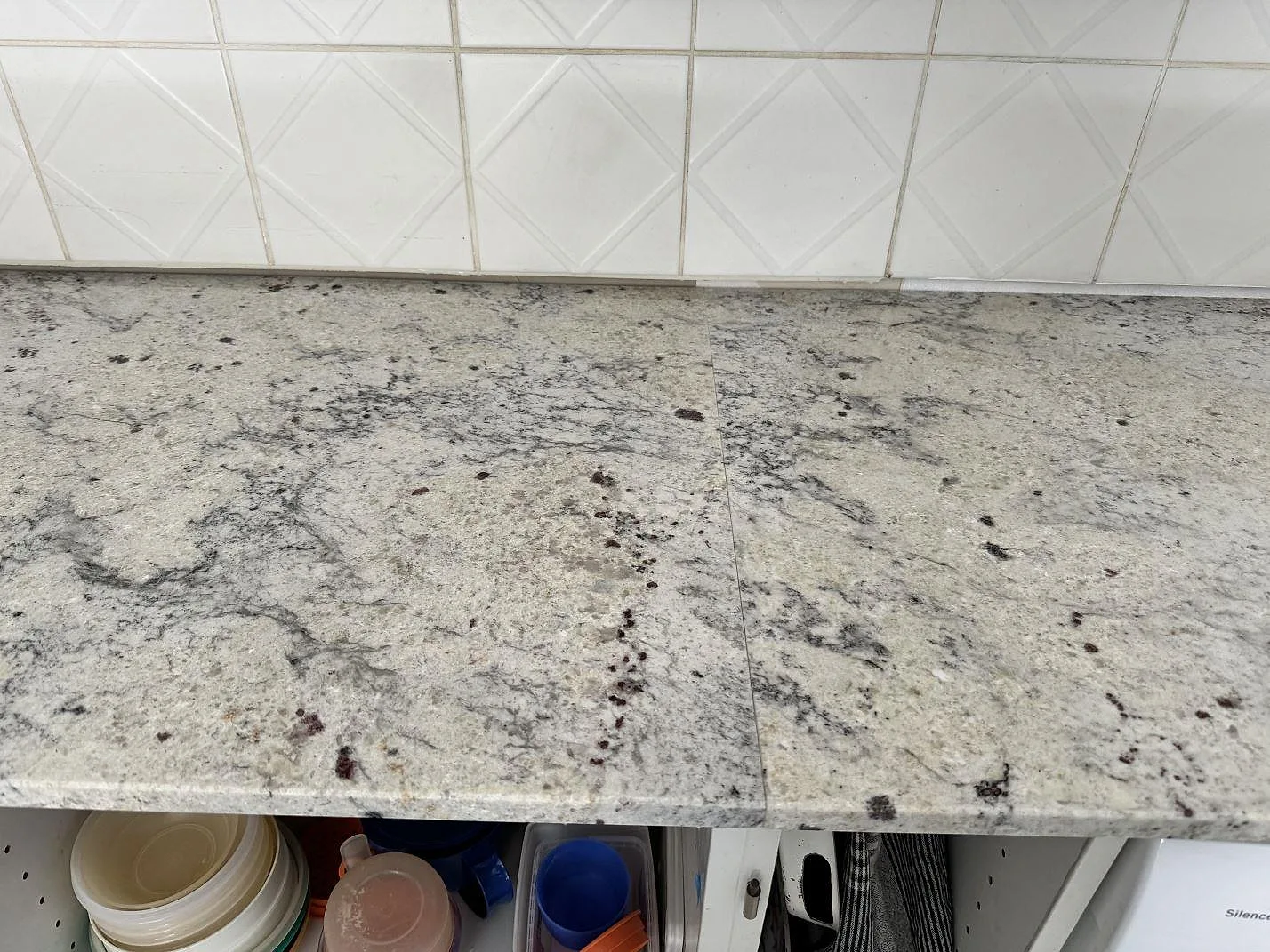 Skarv och ådring i polerad Antique White granit på köksbänkskiva i Gärds Köpinge.