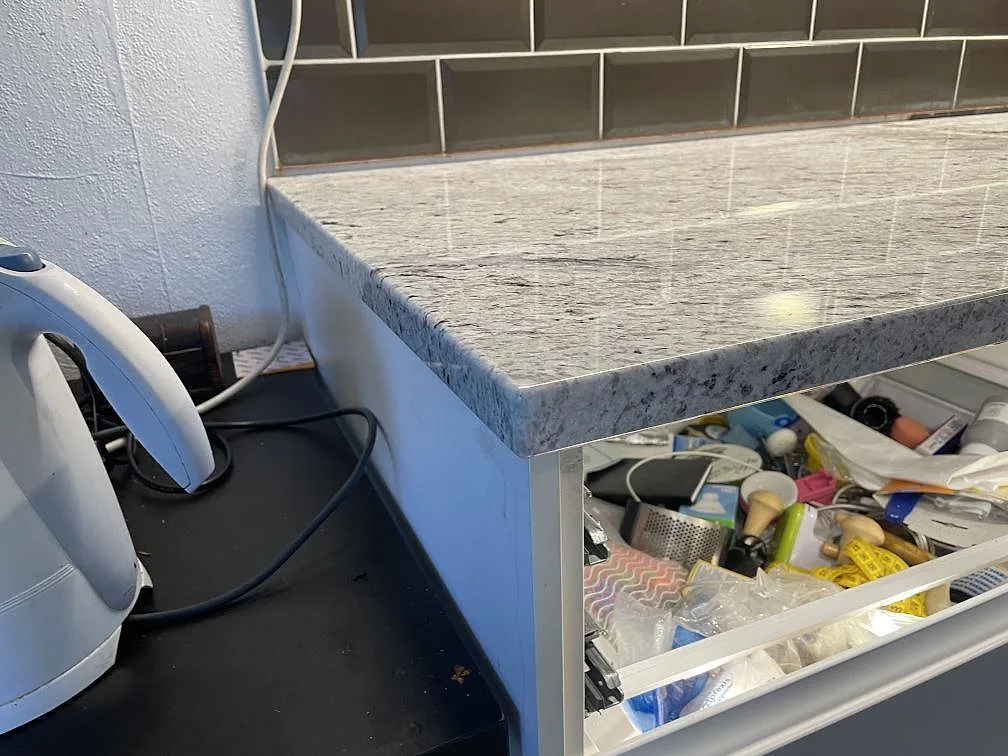 Kantprofil och blank yta på polerad Antique White granit som köksbänkskiva i Malmö.