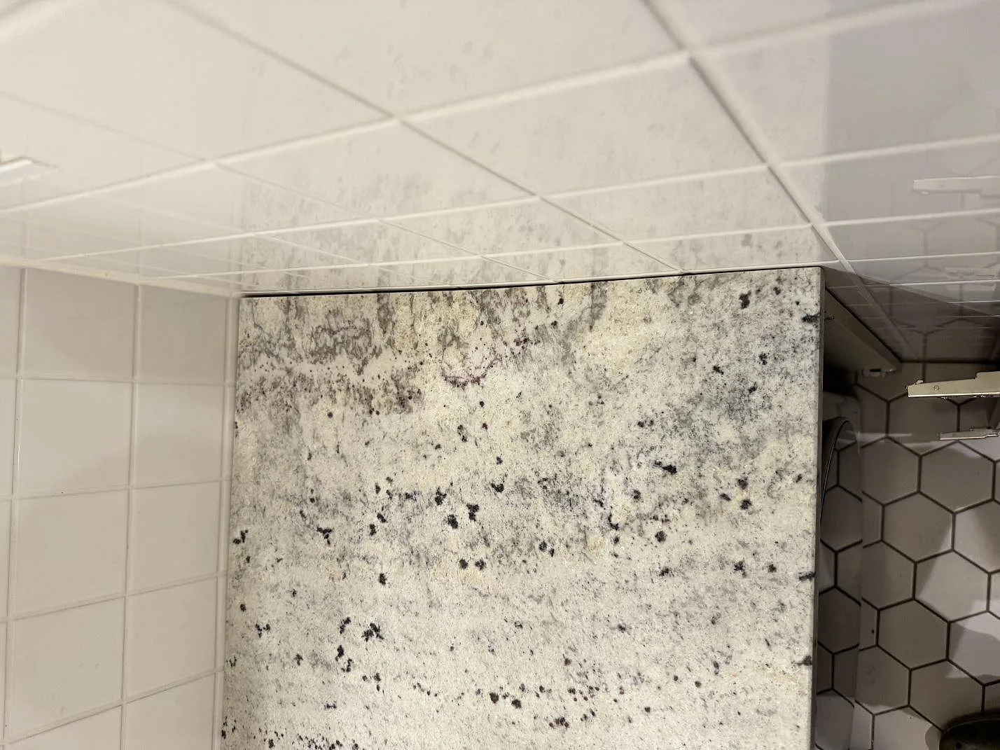 Stenkant och mönstring i matt Antique White granit monterad som badrumsbänkskiva i Malmö.