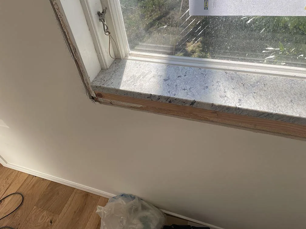Fönsterbänk i Antique White granit, polerad, monterad vid köksfönstret i Skanör.
