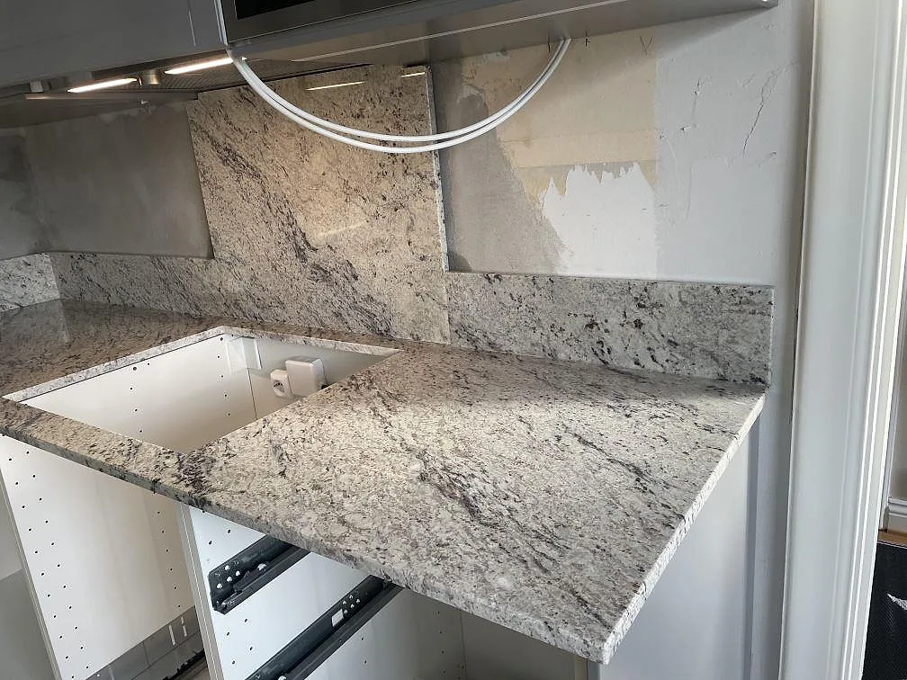 Antique White granit som ljus polerad köksbänkskiva med diskholäge och stänkskydd i Tomelilla.