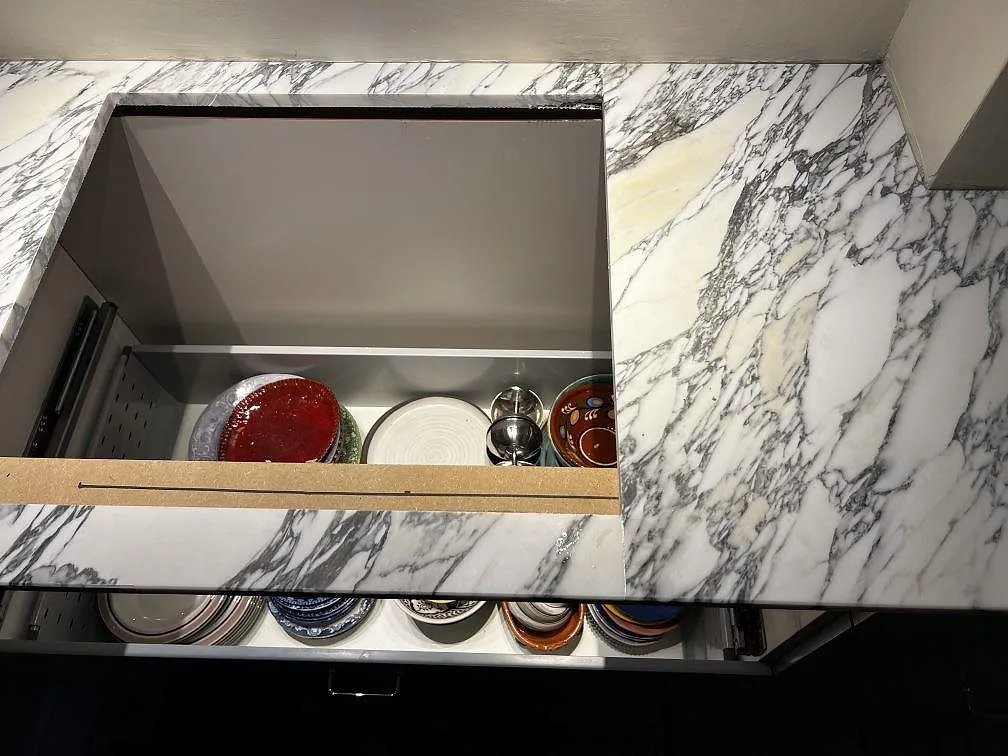 Utskärning för häll i köksbänkskiva av Arabescato marmor, matt, med synlig grå ådring i Göteborg.