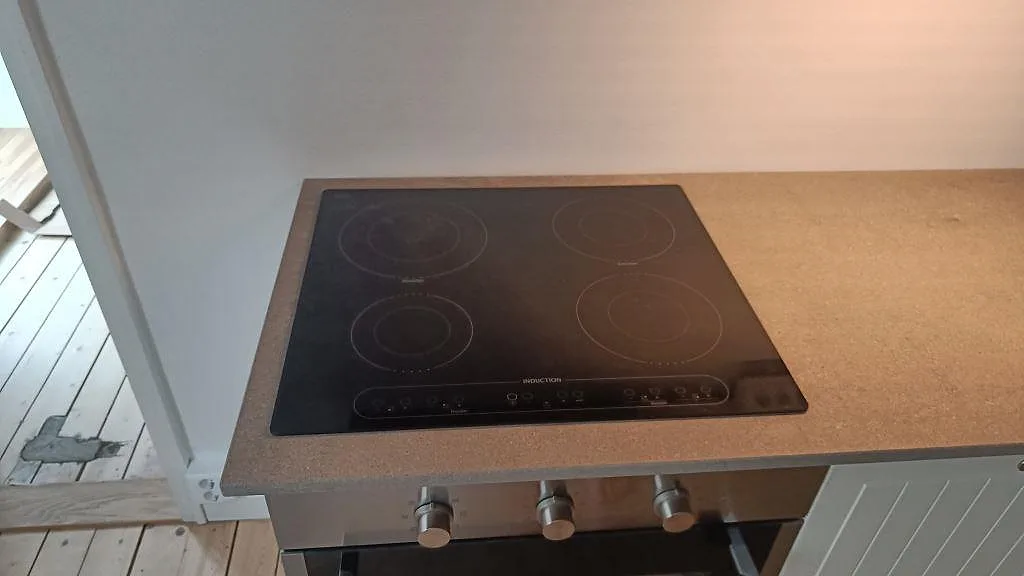 Detalj av matt Azul Valverde marmor vid spisen, monterad som köksbänkskiva i Göteborg.