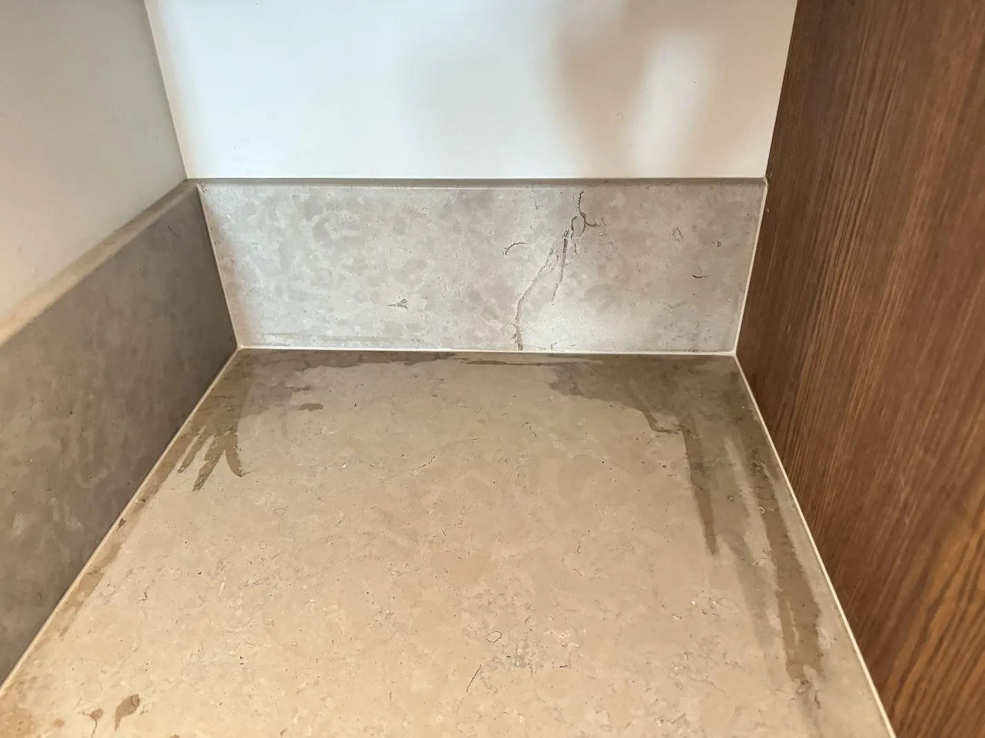 Frontvy över matt Azul Valverde marmor som bänkskiva med bakre stenkant och träinredning i Göteborg.