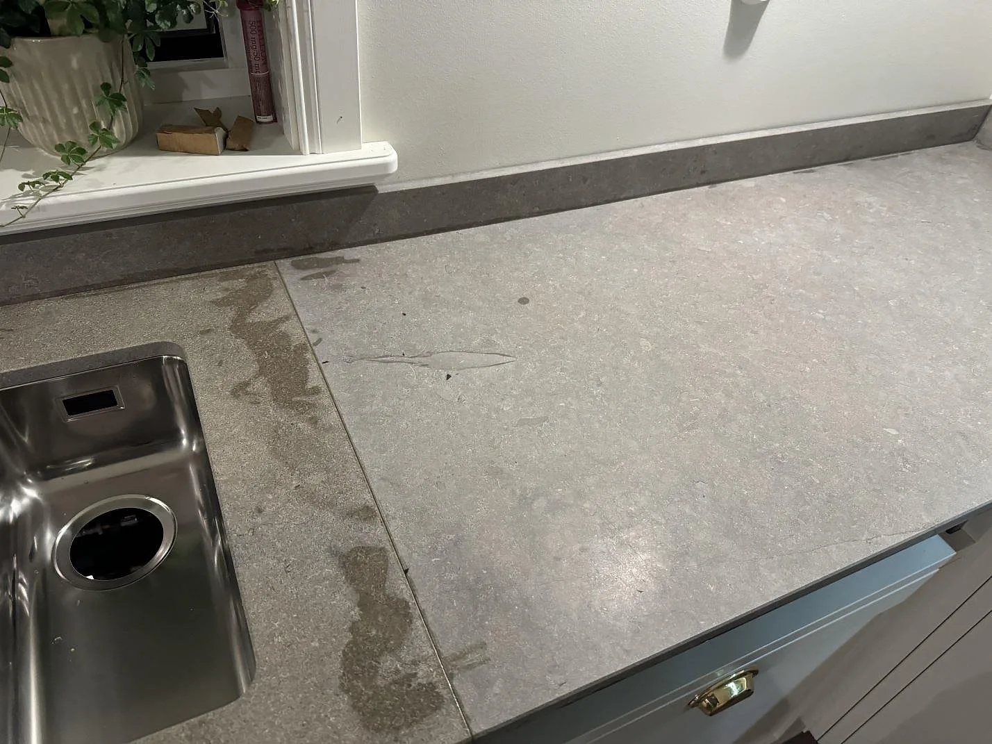 Detalj av matt Azul Valverde arbetsyta bredvid diskhon med naturlig grå ådring i Karlskrona.