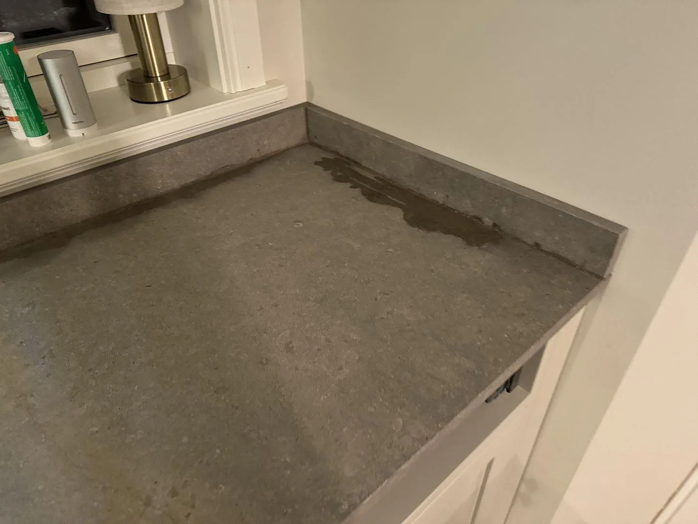 Hörnsektion i matt Azul Valverde med uppvikt stänkkant och mönstrad marmoryta i Karlskrona.