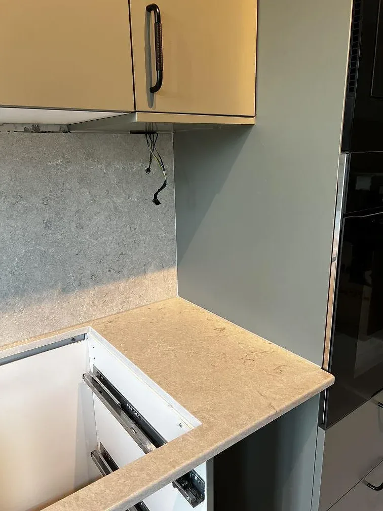 Detalj av polerad Bianco Drift komposit vid bänkskiva och stänkskydd intill hällplatsen i Limhamn.