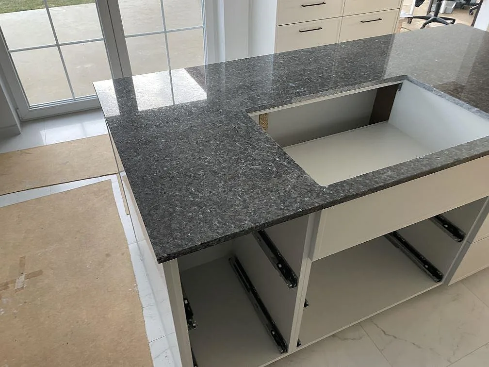 Polerad Blue Pearl granit på köksö med öppna köksstommar och synlig kristallstruktur i Sölvesborg.