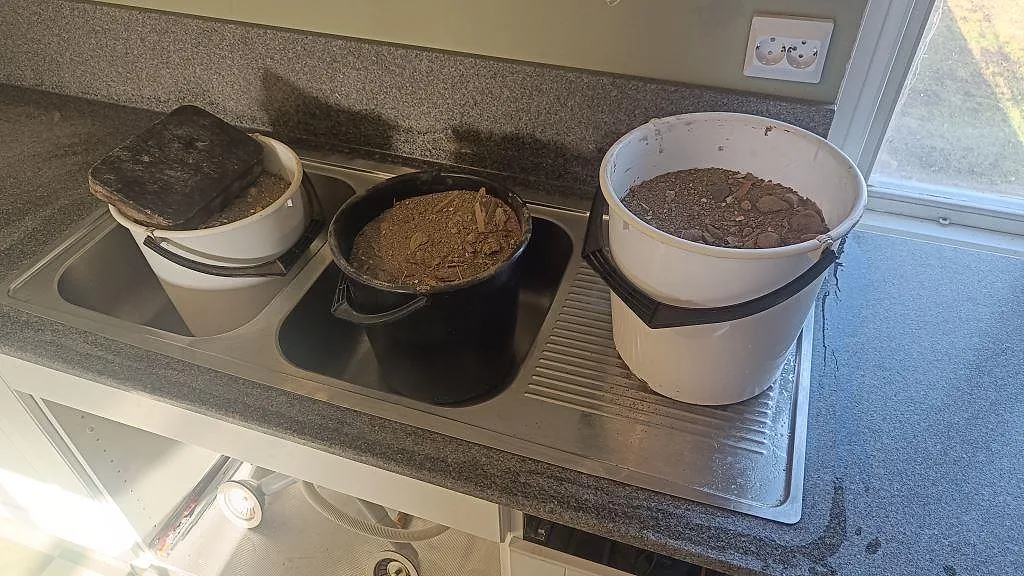 Närbild på diskbänkszon i Bohus Grå granit med hällzon, dräneringsyta och 20 mm stenskiva i Brantevik.