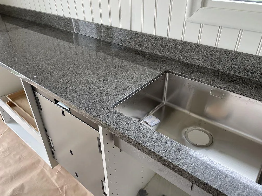 Väggbänk i Bohus Grå granit, polerad, med underlimmad dubbel rostfri diskho i Göteborg.