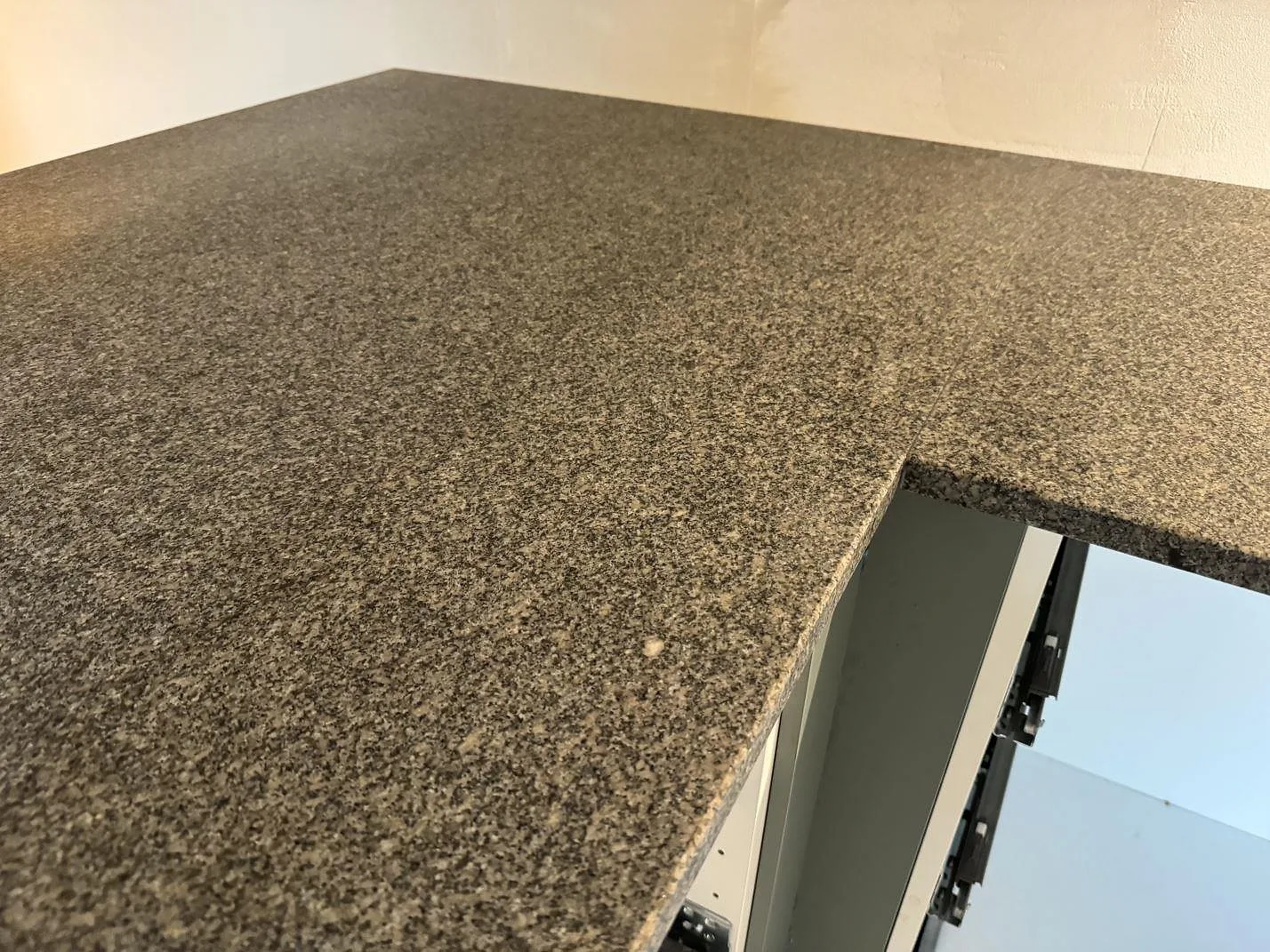 Ytnära bild av matt Bohus Grå granit med naturlig gråspräcklig struktur på köksbänk i Malmö.