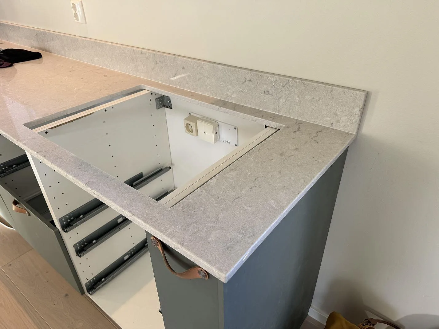 Öppning för häll i polerad Caesarstone Bianco Drift med låg stänkkant mot väggen i Åsa.
