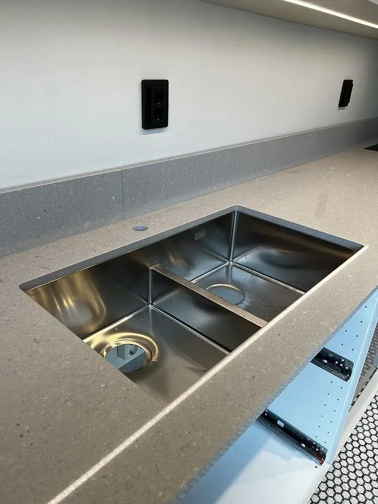 Underlimmad rostfri diskho i krämvit Caesarstone Clamshell bänkskiva