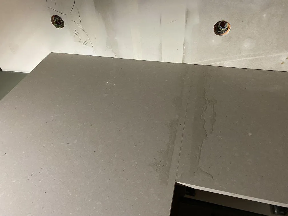 Ytdetalj av matt Caesarstone Clamshell, ljus kvartskomposit med diskret stenstruktur, på monterad köksbänkskiva i Lerum.