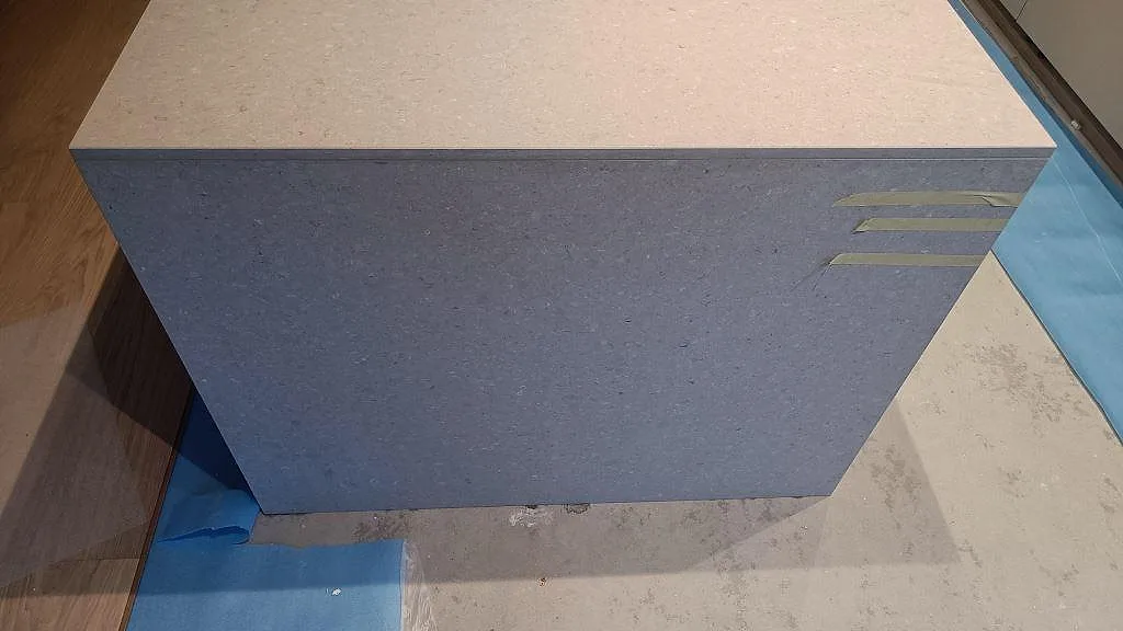 Gavel på köksö klädd i matt Caesarstone Clamshell med ljus kompositstruktur i Lomma.