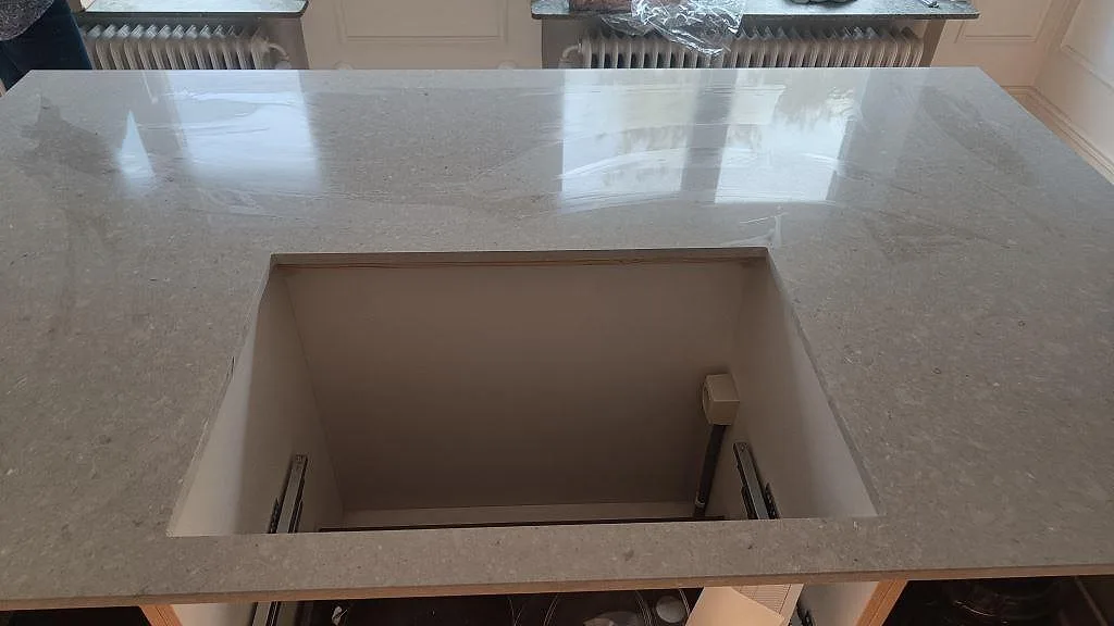 Polerad köksbänkskiva i Caesarstone Clamshell med hälluttag och tydliga fönsterreflexer i Malmö.