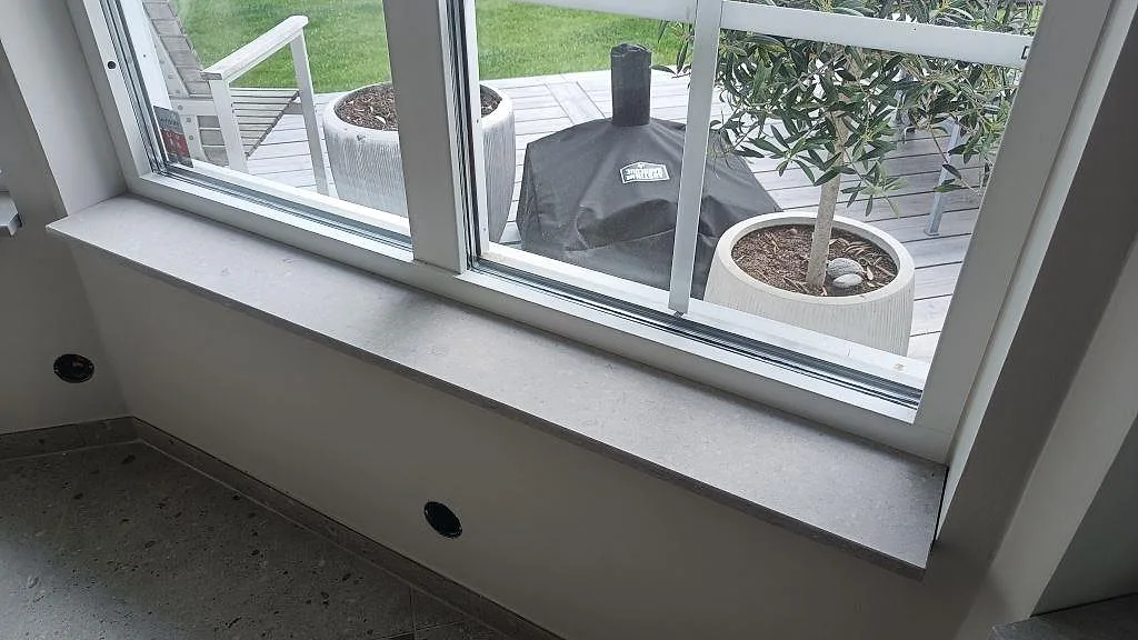 Lång fönsterbänk i ljus matt Caesarstone Clamshell med synlig stenkant i Södra Sandby.