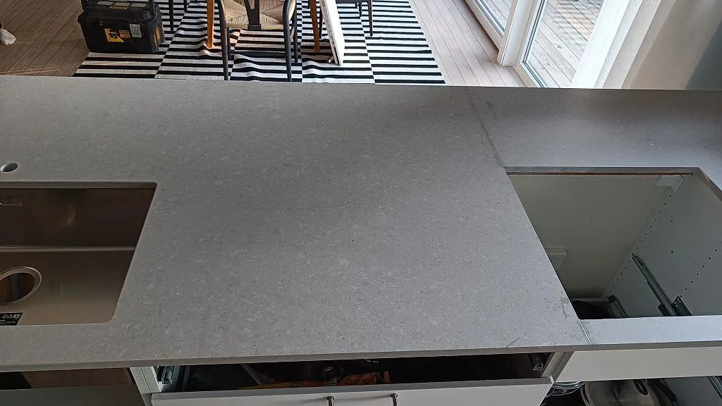 Matt Caesarstone Clamshell bänkskiva i kök på Torsö med synlig skarv, underlimmad diskho och förberedd hällöppning.