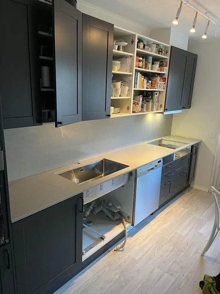 Köksbänkskiva i ljus Caesarstone Clamshell, matt kvartskomposit, med underlimmad rostfri diskho och öppna stommar i ett kök i Växjö.