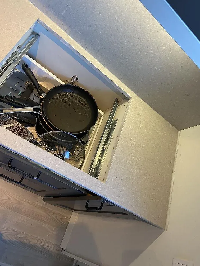Topptagen bild på köksbänkskivan i Caesarstone Clamshell med urtag för underlimmad diskho i ett kök i Växjö.