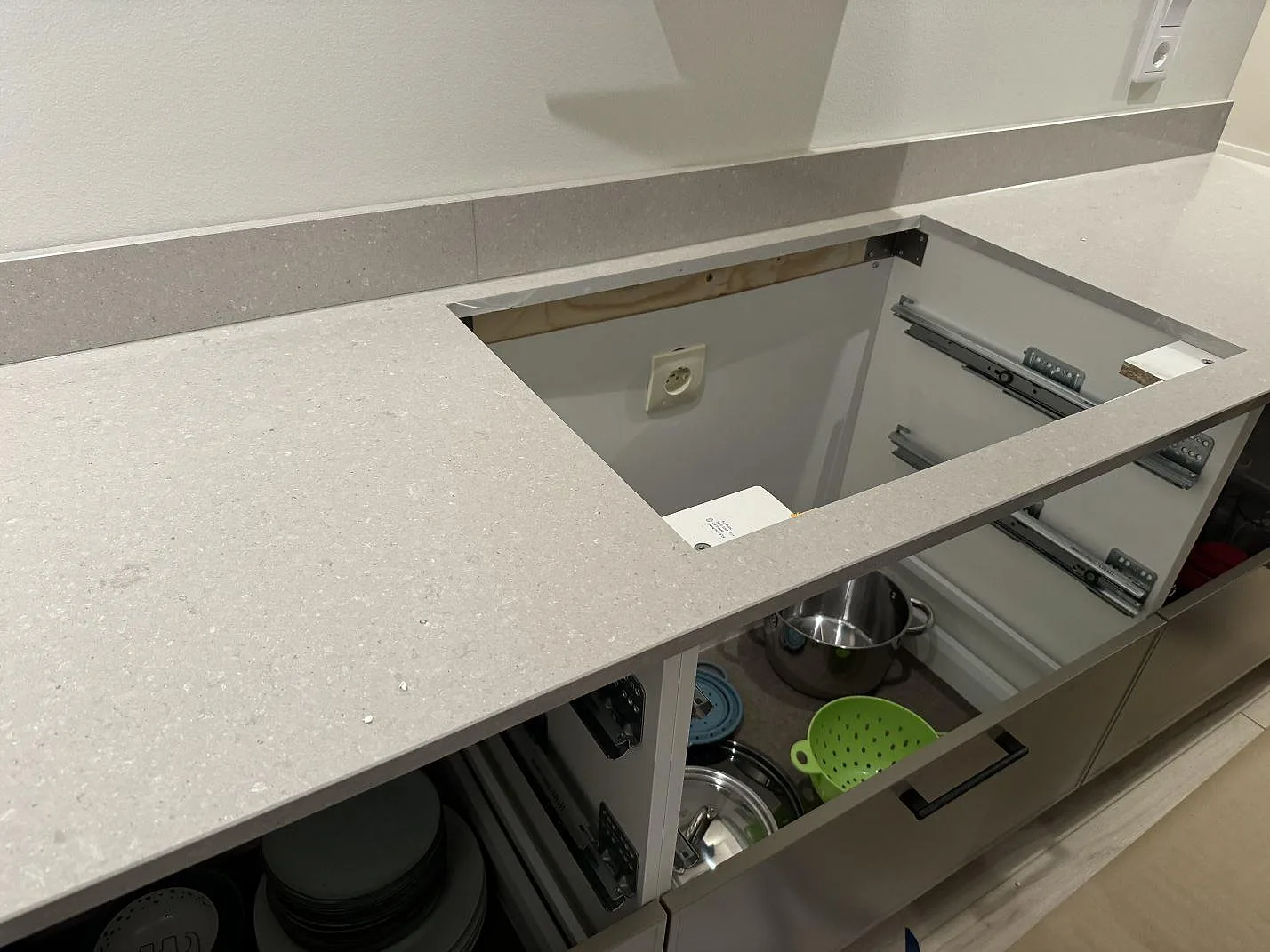 Polerad Caesarstone Clamshell köksbänkskiva med förberett hälluttag, låg stänkkant och öppna köksstommar i Veinge.