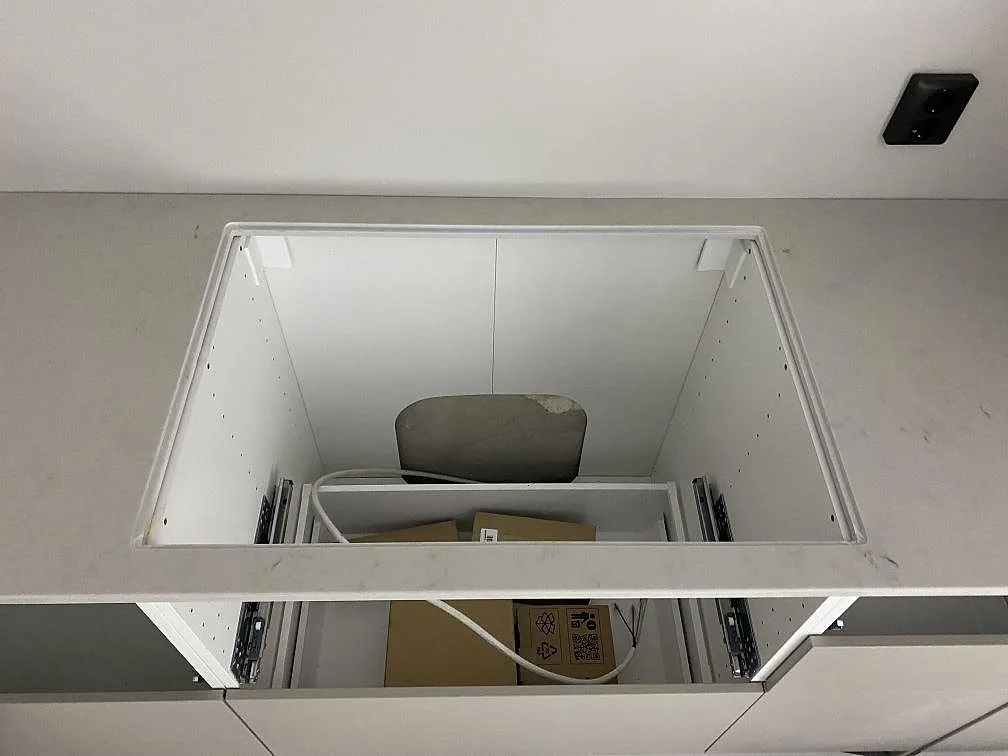 Detalj av förberett hällurtag i 20 mm polerad Caesarstone London Grey-köksbänkskiva med öppna stommar i Lund.