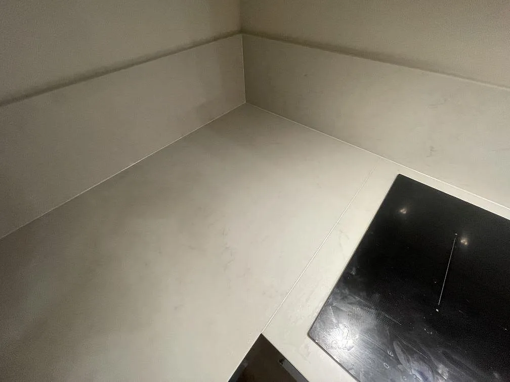 Närbild på den ljusgrå ytan i Caesarstone London Grey med diskret struktur i ett kök i Vallentuna.