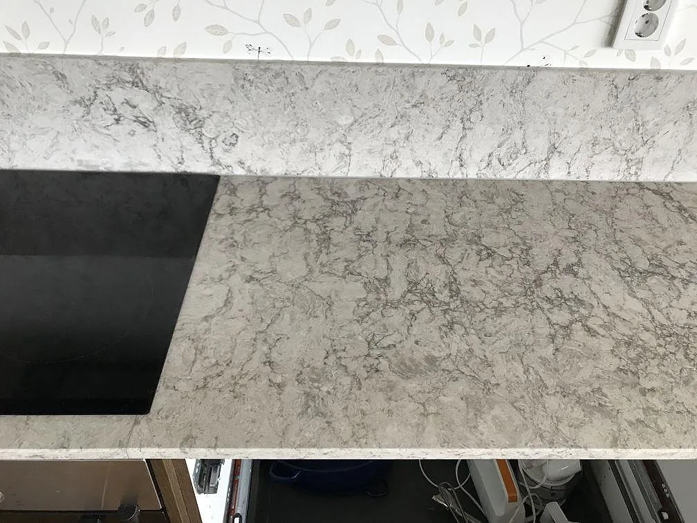 Köksbänkskiva i Caesarstone Moorland Fog sedd ovanifrån med plats för induktionshäll i ett kök i Bohus.