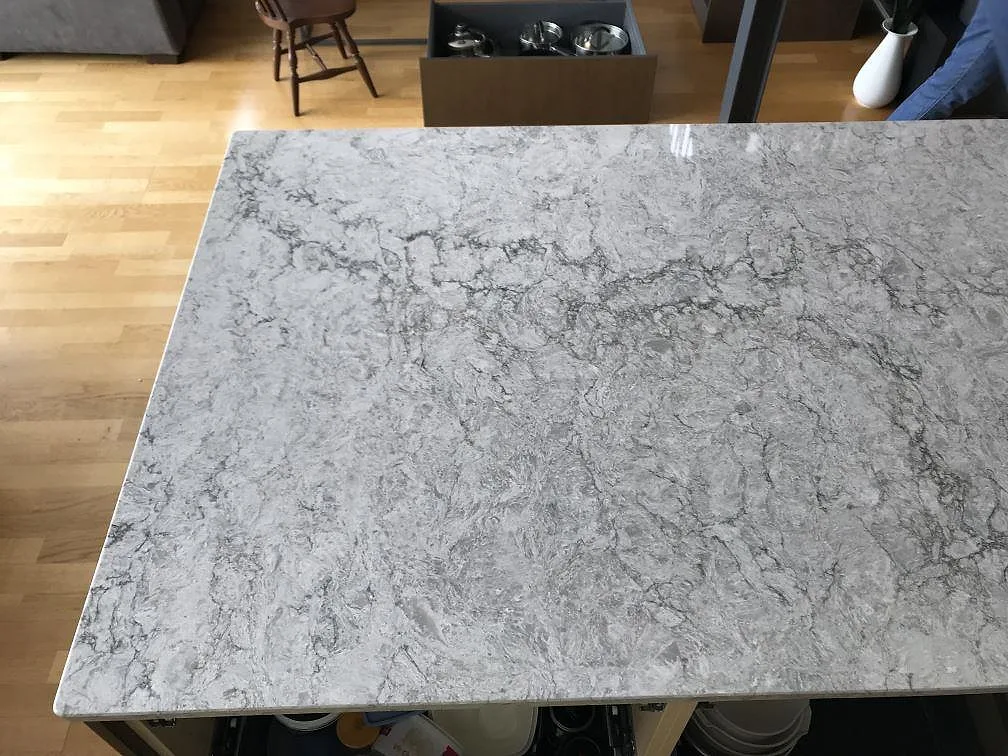 Köksbänkskiva i grå Caesarstone Moorland Fog kvartskomposit ovanifrån i ett kök i Bohus.