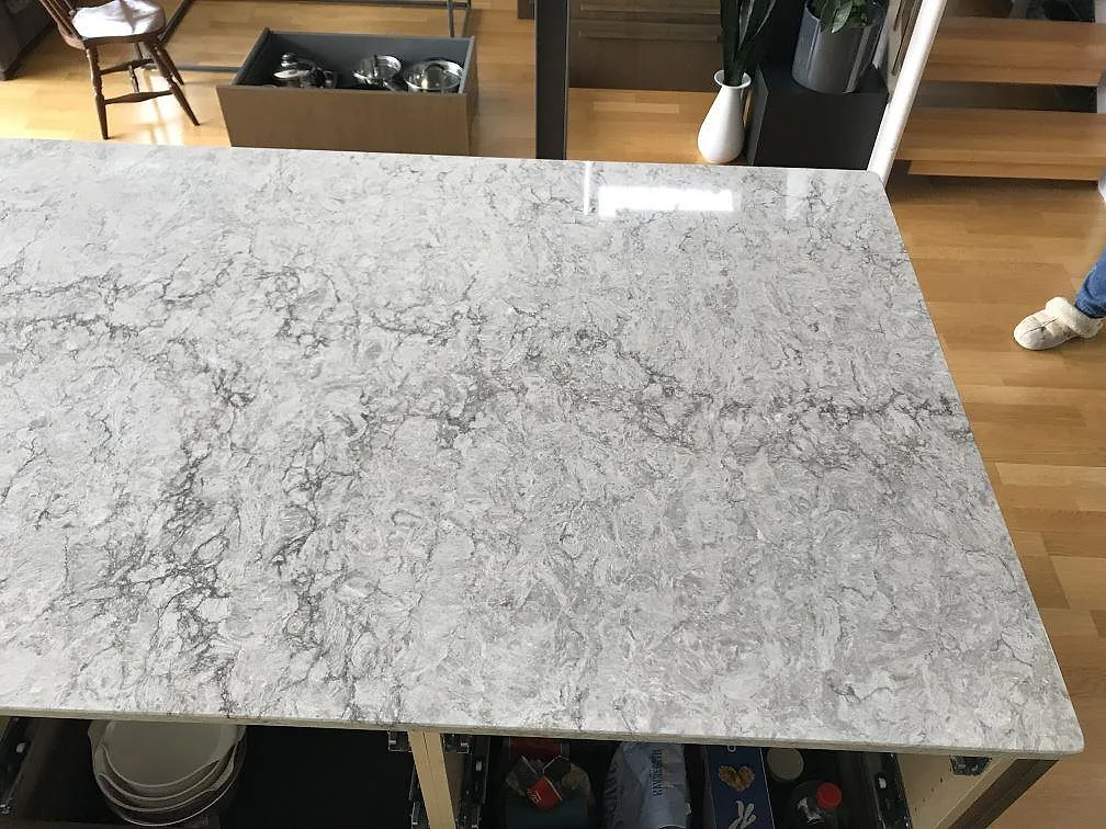 Bänkyta i Caesarstone Moorland Fog kvartskomposit med mjuk grå ådring i ett kök i Bohus.